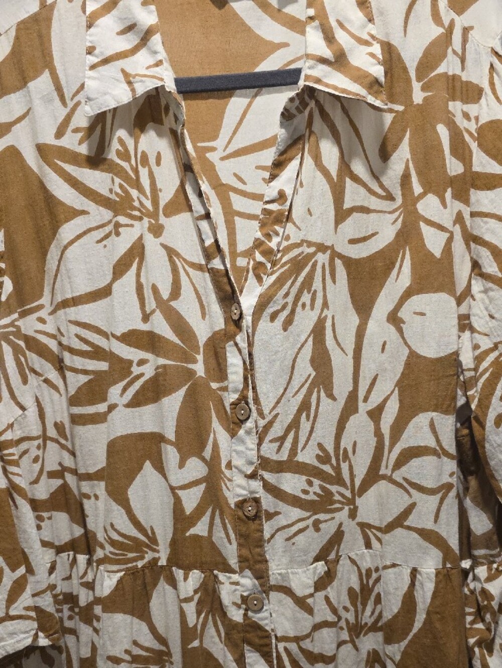 Mlle Gabrielle White & Tan Floral Button-Front Midi Dress - Picture 4 of 6